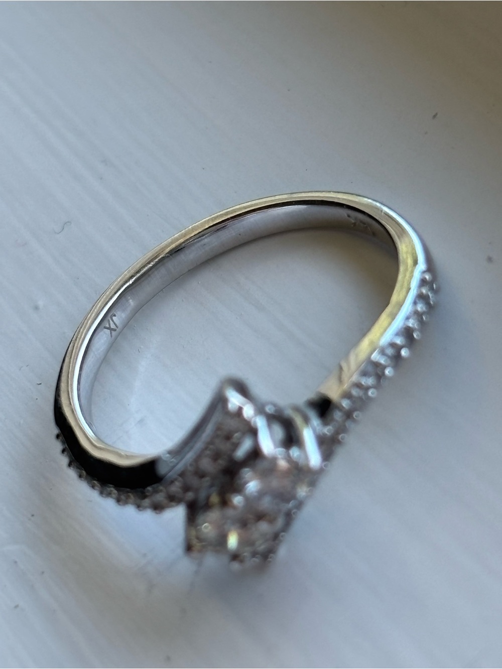 Sparkling White diamond Split Shank Ring - Picture 3 of 6